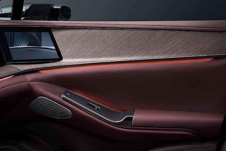 Cần số kim loại của xe được đặt trên cột lái và vô lăng ba chấu thiết kế mới tích hợp nút bấm đa chức năng. Hệ thống cửa gió điều hòa được thiết kế lại, bổ sung chi tiết mạ chrome tăng độ tinh tế cho không gian nội thất.