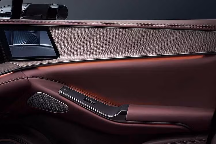 Cần số kim loại của xe được đặt trên cột lái và vô lăng ba chấu thiết kế mới tích hợp nút bấm đa chức năng. Hệ thống cửa gió điều hòa được thiết kế lại, bổ sung chi tiết mạ chrome tăng độ tinh tế cho không gian nội thất.