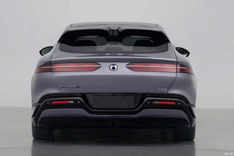 Về sức mạnh, bản 1 motor có công suất tối đa 370kW. Ngoài ra còn có cấu hình 3 motor hiệu năng cao với công suất lần lượt 230kW, 310kW và 310kW.