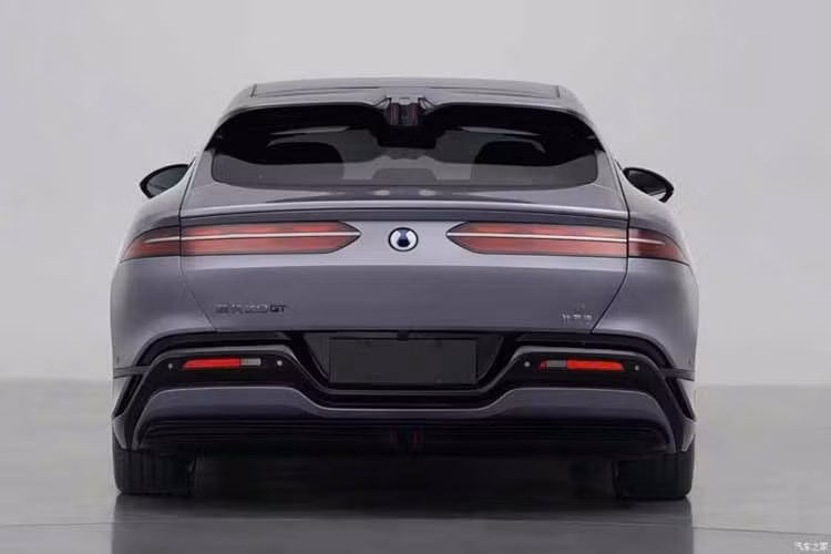 Về sức mạnh, bản 1 motor có công suất tối đa 370kW. Ngoài ra còn có cấu hình 3 motor hiệu năng cao với công suất lần lượt 230kW, 310kW và 310kW.