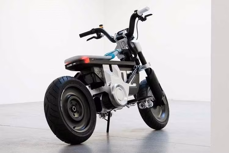 Tốc độ tối đa của xe đạt 95 km/h, đủ đáp ứng nhu cầu di chuyển nội đô và cả những quãng đường vành đai ngắn. Mẫu xe được trang bị hai chế độ lái Surf và Flow, cho phép tùy chỉnh phản hồi tay ga theo điều kiện sử dụng thực tế.