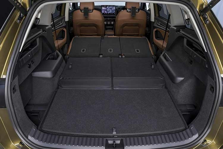 Về phương diện bảo vệ hành khách, Skoda không hề thỏa hiệp khi trang bị cho Kodiaq Select mHEV danh sách dài các tính năng an toàn tiêu chuẩn. Hệ thống kiểm soát hành trình thích ứng, hỗ trợ giữ làn đường, nhận diện biển báo và phanh tự động khẩn cấp có khả năng phát hiện người đi bộ là những "trợ lý" đắc lực giúp tài xế vững tâm hơn. Bên cạnh đó, hệ thống túi khí dày đặc quanh xe cũng góp phần gia tăng điểm số an toàn cho mẫu SUV này.