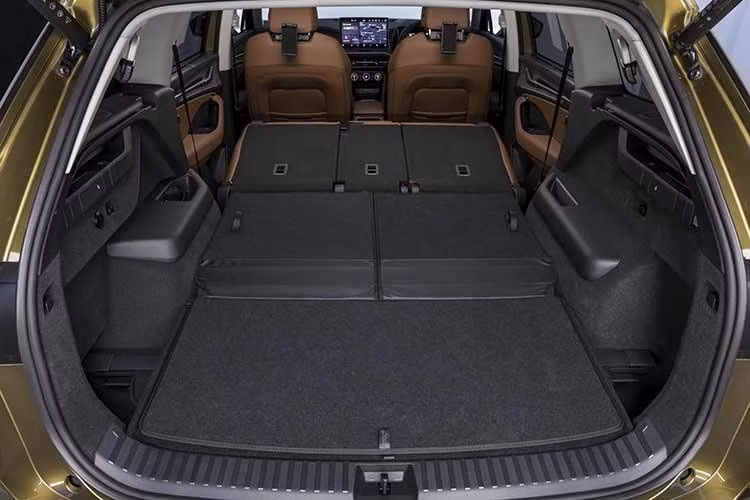 Về phương diện bảo vệ hành khách, Skoda không hề thỏa hiệp khi trang bị cho Kodiaq Select mHEV danh sách dài các tính năng an toàn tiêu chuẩn. Hệ thống kiểm soát hành trình thích ứng, hỗ trợ giữ làn đường, nhận diện biển báo và phanh tự động khẩn cấp có khả năng phát hiện người đi bộ là những "trợ lý" đắc lực giúp tài xế vững tâm hơn. Bên cạnh đó, hệ thống túi khí dày đặc quanh xe cũng góp phần gia tăng điểm số an toàn cho mẫu SUV này.