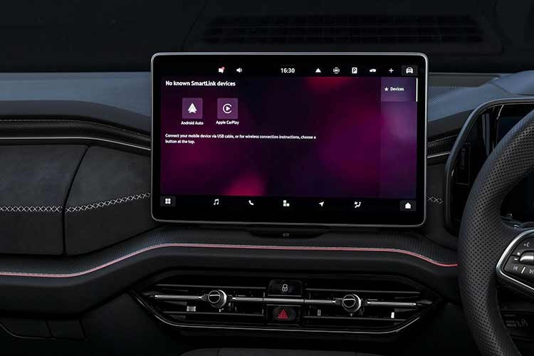 Bước vào bên trong khoang lái của Skoda Kodiaq 2026, người dùng sẽ bị thu hút bởi màn hình giải trí trung tâm kích thước lên tới 13 inch hỗ trợ định vị vệ tinh, kết hợp cùng bảng đồng hồ kỹ thuật số Virtual Cockpit 10 inch hiển thị sắc nét. Hệ thống kết nối Apple CarPlay và Android Auto không dây, sạc điện thoại không dây và các cổng USB-C công suất cao 45W đảm bảo mọi thiết bị điện tử của hành khách luôn trong trạng thái sẵn sàng.