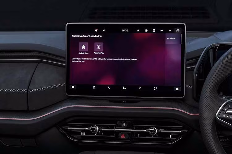 Bước vào bên trong khoang lái của Skoda Kodiaq 2026, người dùng sẽ bị thu hút bởi màn hình giải trí trung tâm kích thước lên tới 13 inch hỗ trợ định vị vệ tinh, kết hợp cùng bảng đồng hồ kỹ thuật số Virtual Cockpit 10 inch hiển thị sắc nét. Hệ thống kết nối Apple CarPlay và Android Auto không dây, sạc điện thoại không dây và các cổng USB-C công suất cao 45W đảm bảo mọi thiết bị điện tử của hành khách luôn trong trạng thái sẵn sàng.