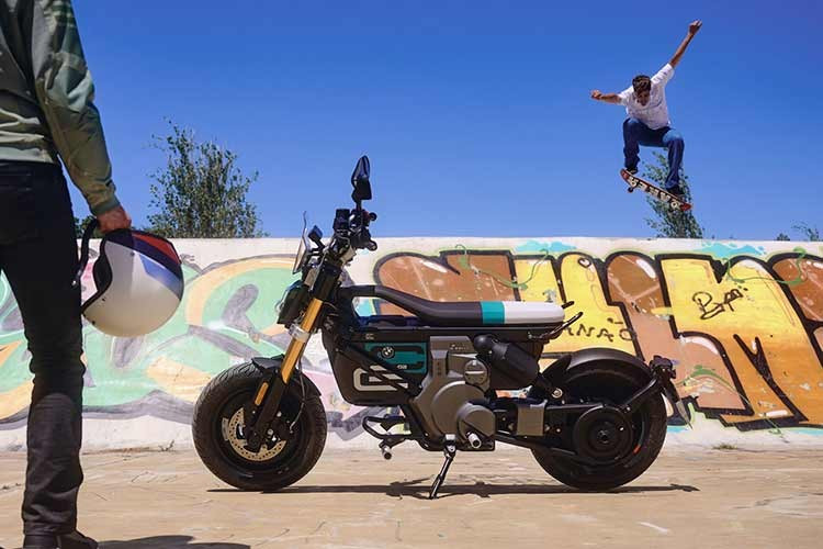 Tại thị trường Ấn Độ, BMW CE 02 có giá niêm yết 449.000 rupee (tương đương khoảng 129 triệu đồng). Tuy nhiên, theo thông tin từ chuyên trang công nghệ Rushlane, nhiều đại lý tại quốc gia Nam Á này đang chào bán mẫu xe với mức giá chỉ từ 250.000 đến 300.000 rupee (khoảng 72–86 triệu đồng)