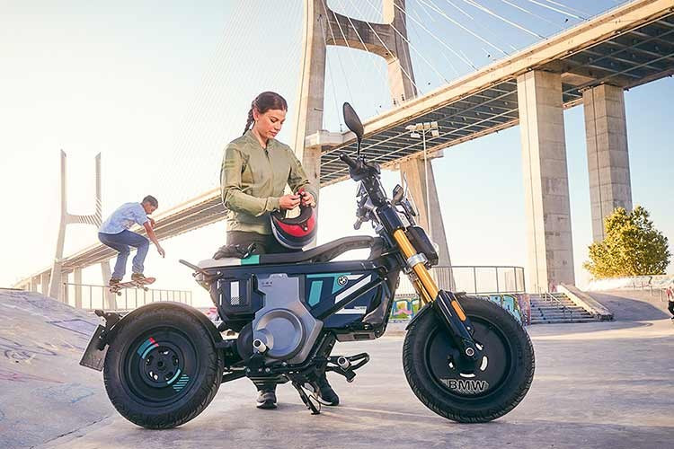 Không chỉ dừng ở hiệu suất, CE 02 còn được trang bị hàng loạt công nghệ hỗ trợ như hệ thống kiểm soát ổn định tự động (ASC), phanh đĩa kết hợp an toàn, hệ thống đèn LED toàn bộ và màn hình TFT 3,5 inch hiển thị đầy đủ thông tin vận hành.