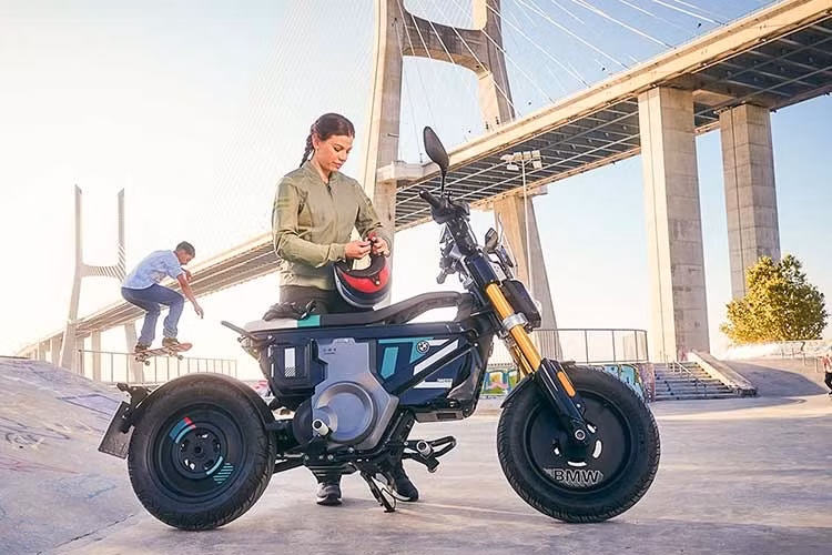 Không chỉ dừng ở hiệu suất, CE 02 còn được trang bị hàng loạt công nghệ hỗ trợ như hệ thống kiểm soát ổn định tự động (ASC), phanh đĩa kết hợp an toàn, hệ thống đèn LED toàn bộ và màn hình TFT 3,5 inch hiển thị đầy đủ thông tin vận hành.