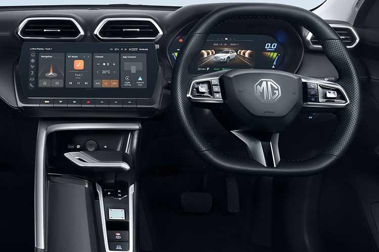 Bộ hệ thống hỗ trợ người lái MG Pilot là tiêu chuẩn và bao gồm kiểm soát hành trình thích ứng, hỗ trợ giữ làn đường, cảnh báo chệch làn đường và phanh khẩn cấp chủ động với tính năng phát hiện người đi bộ và người đi xe đạp. Chúng được kết hợp với phát hiện điểm mù, cảnh báo va chạm phía trước, cảnh báo phương tiện cắt ngang phía sau và hỗ trợ kẹt xe.