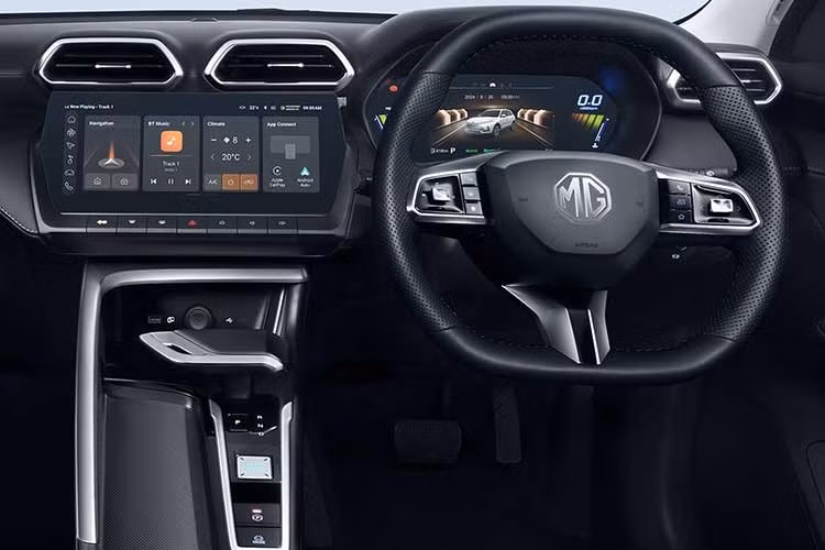 Bộ hệ thống hỗ trợ người lái MG Pilot là tiêu chuẩn và bao gồm kiểm soát hành trình thích ứng, hỗ trợ giữ làn đường, cảnh báo chệch làn đường và phanh khẩn cấp chủ động với tính năng phát hiện người đi bộ và người đi xe đạp. Chúng được kết hợp với phát hiện điểm mù, cảnh báo va chạm phía trước, cảnh báo phương tiện cắt ngang phía sau và hỗ trợ kẹt xe.