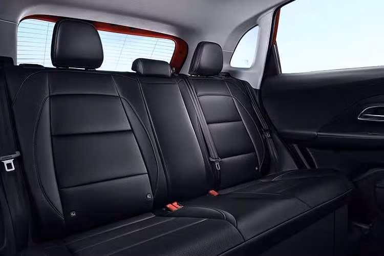 Những phiên bản MG ZS cao cấp hơn sẽ bổ sung mâm hợp kim 18 inch, kính cá nhân một chiều phía sau, nội thất bọc da, vô lăng và ghế trước sưởi, ghế lái chỉnh điện 6 hướng và camera 360 độ.