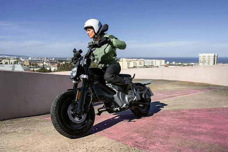 Bên cạnh đó, BMW còn cung cấp danh mục phụ kiện đa dạng gồm thùng chứa đồ phía sau, yên comfort, túi hông, ốp mặt trước hay bộ sạc bổ sung, cho phép người dùng cá nhân hóa chiếc xe theo phong cách riêng.