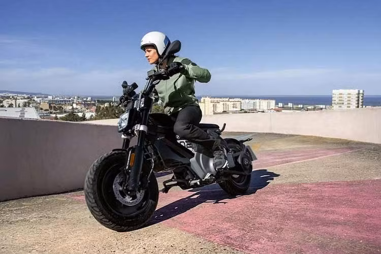 Bên cạnh đó, BMW còn cung cấp danh mục phụ kiện đa dạng gồm thùng chứa đồ phía sau, yên comfort, túi hông, ốp mặt trước hay bộ sạc bổ sung, cho phép người dùng cá nhân hóa chiếc xe theo phong cách riêng.