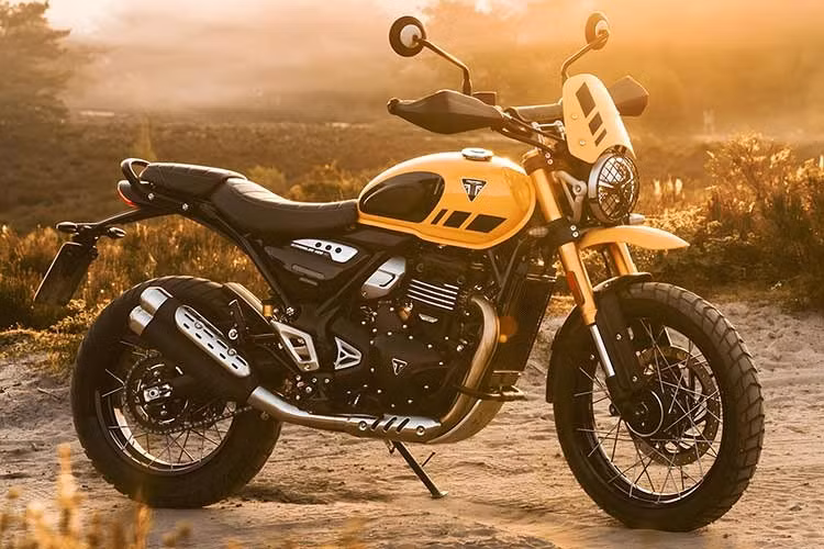 Triumph Scrambler 400 XC 2026 duy trì ngôn ngữ đặc trưng của dòng scrambler hiện đại với chắn bùn trước đặt cao, tư thế lái thẳng đứng và khoảng sáng gầm tối ưu cho những cung đường hỗn hợp.