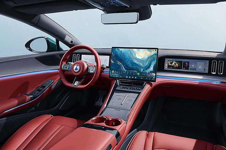 Khoang cabin được bổ sung phối màu Đỏ Lava mới, kết hợp chi tiết ốp sợi carbon nhằm tăng tính thể thao. Z9 GT thế hệ mới sử dụng ghế thể thao liền tựa đầu, lẫy chuyển số kiểu BOOST mang cảm hứng xe đua.