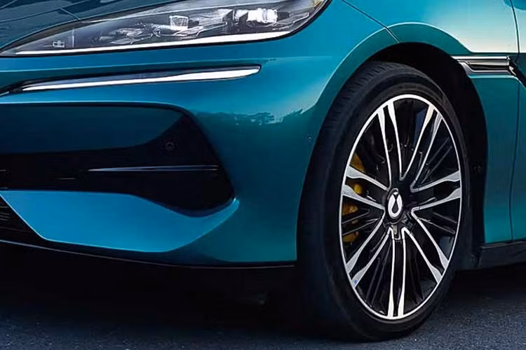 Denza Z9 GT 2026 có kích thước tổng thể Dài x Rộng x Cao lần lượt là 5.195 x 1.990 x 1.480(mm), chiều dài cơ sở 3.125mm. Với thông số kể trên, Z9 GT được xếp vào nhóm wagon cỡ E cạnh tranh Porsche Taycan Sport Turismo.