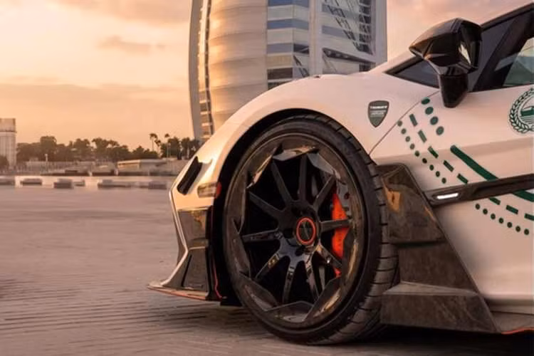 Tốc độ tối đa của mẫu siêu xe tuần tra Lamborghini Revuelto này được công bố ở mức 354 km/h. Toàn bộ các nâng cấp đều được tính toán kỹ lưỡng để không làm ảnh hưởng đến sự ổn định của hệ thống truyền động lai điện phức tạp trên xe.