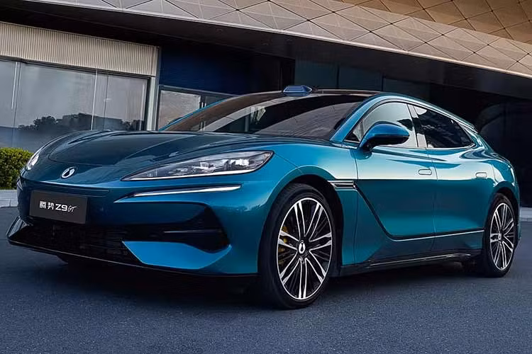 Theo nguồn tin từ chính hãng, mẫu xe Denza Z9 GT phiên bản mới dự kiến bắt đầu mở bán trước trong tháng 3/2026 tới. Ở lần nâng cấp này, xe được bổ sung màu sơn Xanh Fjord mới, điều chỉnh vị trí cảm biến LiDAR cùng một số tinh chỉnh về thiết kế và trang bị.