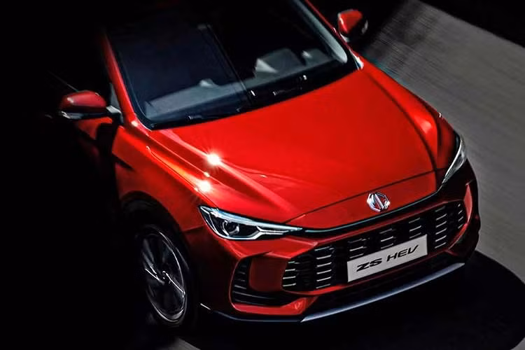 MG ZS HEV 2026 mới sử dụng hộp số tự động E-AT với 3 chế độ tỷ số truyền, đi kèm pin lithium-ion dung lượng 1,83 kWh. Theo công bố, xe tăng tốc 0–100 km/h trong 8,7 giây và đạt tốc độ tối đa 167 km/h.