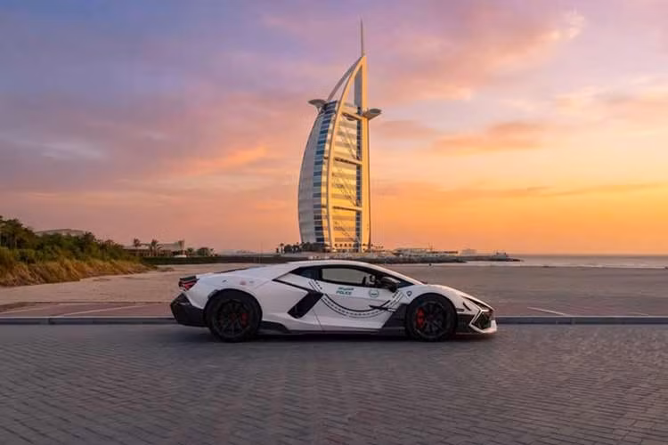 Sự kiện Lamborghini Revuelto gia nhập lực lượng cảnh sát Dubai tiếp tục củng cố danh tiếng của đội xe tuần tra đắt đỏ nhất thế giới tại các khu vực du lịch trọng điểm của tiểu vương quốc này.