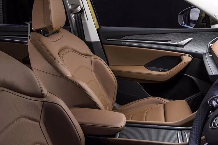 Tiện nghi của xe cũng được chăm chút kỹ lưỡng với điều hòa tự động ba vùng độc lập, ghế trước chỉnh điện có chức năng sưởi và nhớ vị trí ghế lái. Đặc biệt, tính thực dụng của Kodiaq vẫn đứng đầu phân khúc khi phiên bản 5 chỗ sở hữu khoang hành lý lên tới 828 lít, một không gian lý tưởng cho những chuyến dã ngoại dài ngày. Trong khi đó, biến thể 7 chỗ mang lại sự linh hoạt tối đa cho những gia đình đông thành viên