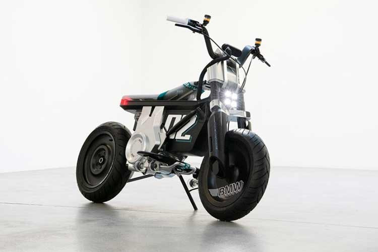 CE 02 không đi theo lối mòn thiết kế của xe máy truyền thống, mà nó được BMW định danh bằng khái niệm “eParkourer” – một phương tiện linh hoạt, năng động, sinh ra để chinh phục môi trường đô thị hiện đại và hướng đến nhóm khách hàng trẻ đề cao cá tính.