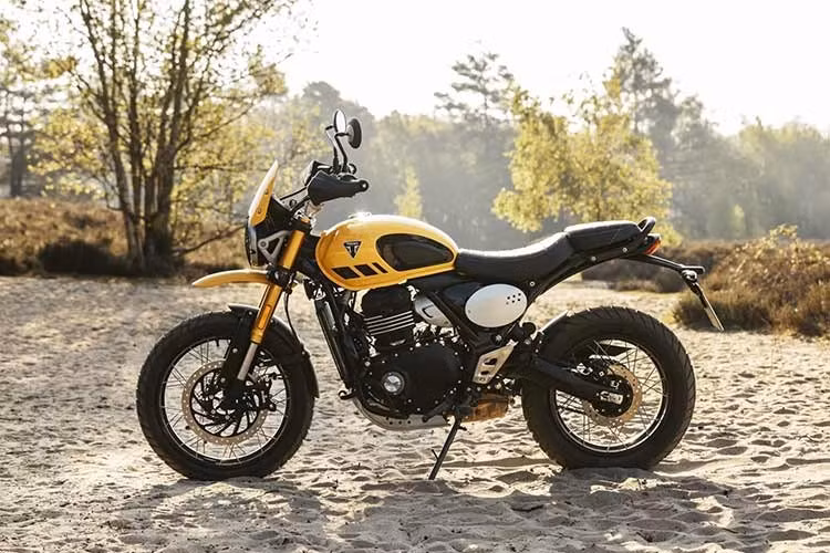 Bộ vành nan hoa kích thước 19 inch phía trước và 17 inch phía sau kèm lốp không săm đa dụng khẳng định định hướng off-road nhẹ, đồng thời đảm bảo sự ổn định ở tốc độ cao trên mặt đường nhựa. Hành trình treo 150 mm trước và sau cho phép xe hấp thụ dao động hiệu quả hơn khi di chuyển trên địa hình gồ ghề.