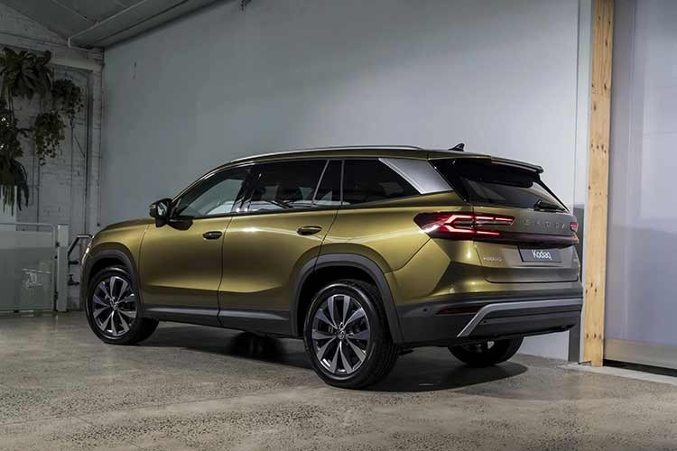 Điểm thay đổi cốt lõi trên mẫu xe SUV Skoda Kodiaq Select mHEV 2026 nằm ở hệ truyền động tiên tiến. Xe được trang bị khối động cơ xăng 1.5L TSI tăng áp, kết hợp nhịp nhàng với hệ thống hybrid nhẹ 48V.