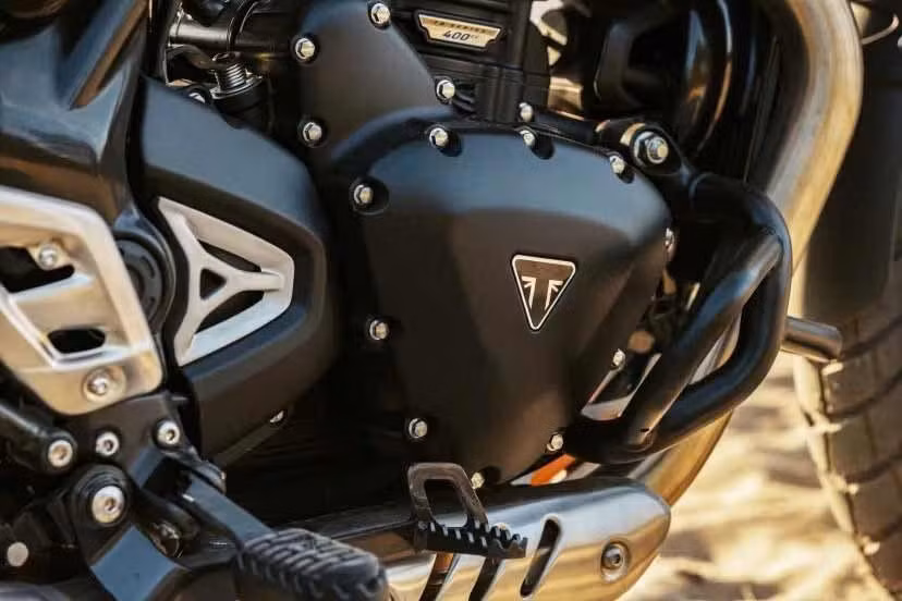 ABS hai kênh là trang bị tiêu chuẩn trên Triumph Scrambler 400 XC 2026, hệ thống phanh đảm bảo khả năng kiểm soát ổn định trong các tình huống phanh khẩn cấp trên nhiều điều kiện mặt đường khác nhau.
