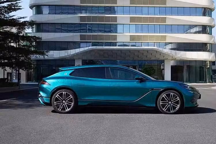 Về ngoại hình, Denza Z9GT tiếp tục theo đuổi ngôn ngữ thiết kế thể thao thanh lịch đặc trưng. Phần đầu xe nổi bật với cụm đèn pha tạo hình “vương miện kép” và hốc hút gió cỡ lớn phía dưới, tạo cảm giác thể thao rõ nét.