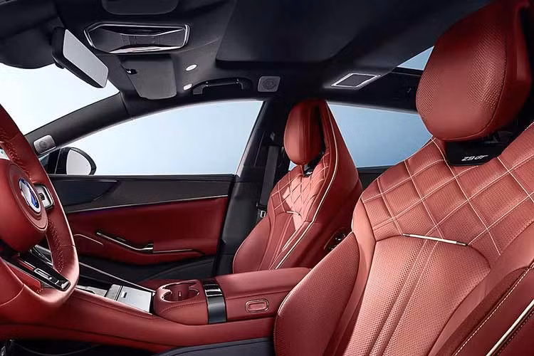 Denza Z9 GT 2026 mới cung cấp cả phiên bản thuần điện EV và hybrid cắm điện (PHEV), vận hành trên nền tảng điều khiển thông minh “Easy3D”.