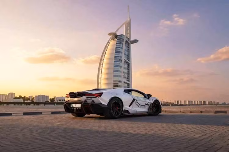 Về thiết kế ngoại thất, chiếc Lamborghini Revuelto sở hữu gói nâng cấp mang tên Initiate với các chi tiết làm hoàn toàn từ sợi carbon đúc. Các bộ phận như nắp ca-pô, bộ chia gió phía trước và bộ khuếch tán khổng lồ phía sau đã được tạo hình lại nhằm tối ưu tính khí động học.