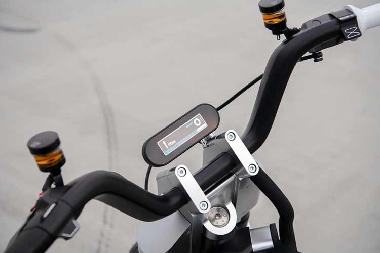 Chiều cao yên 745 mm giúp người lái dễ dàng kiểm soát trong điều kiện giao thông đông đúc. Hệ thống treo trước hành trình ngược (USD) góp phần tăng độ ổn định khi vận hành, đặc biệt trên các cung đường đô thị nhiều biến đổi.