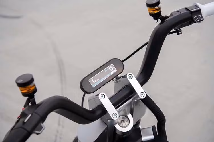 Chiều cao yên 745 mm giúp người lái dễ dàng kiểm soát trong điều kiện giao thông đông đúc. Hệ thống treo trước hành trình ngược (USD) góp phần tăng độ ổn định khi vận hành, đặc biệt trên các cung đường đô thị nhiều biến đổi.