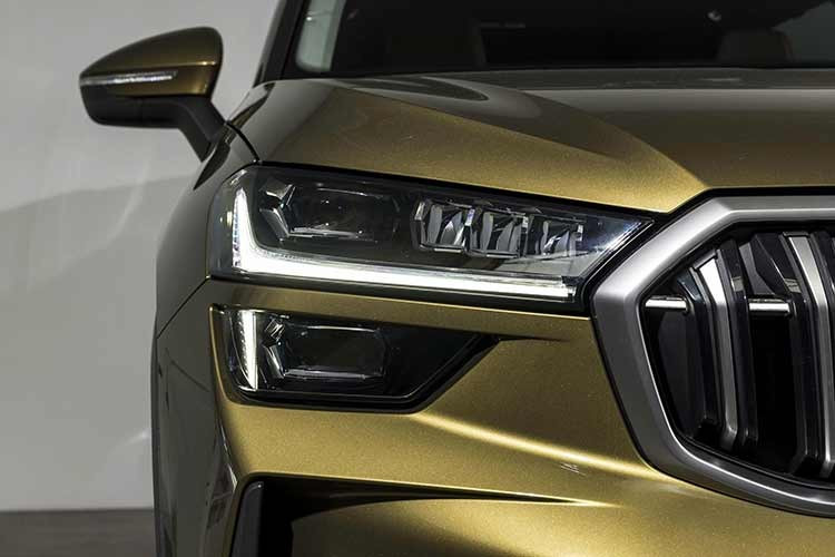 Sự kết hợp này mang lại công suất tối đa tới 148 mã lực và mô-men xoắn cực đại 250 Nm, đi kèm hộp số tự động ly hợp kép 7 cấp DSG danh tiếng và hệ dẫn động cầu trước.