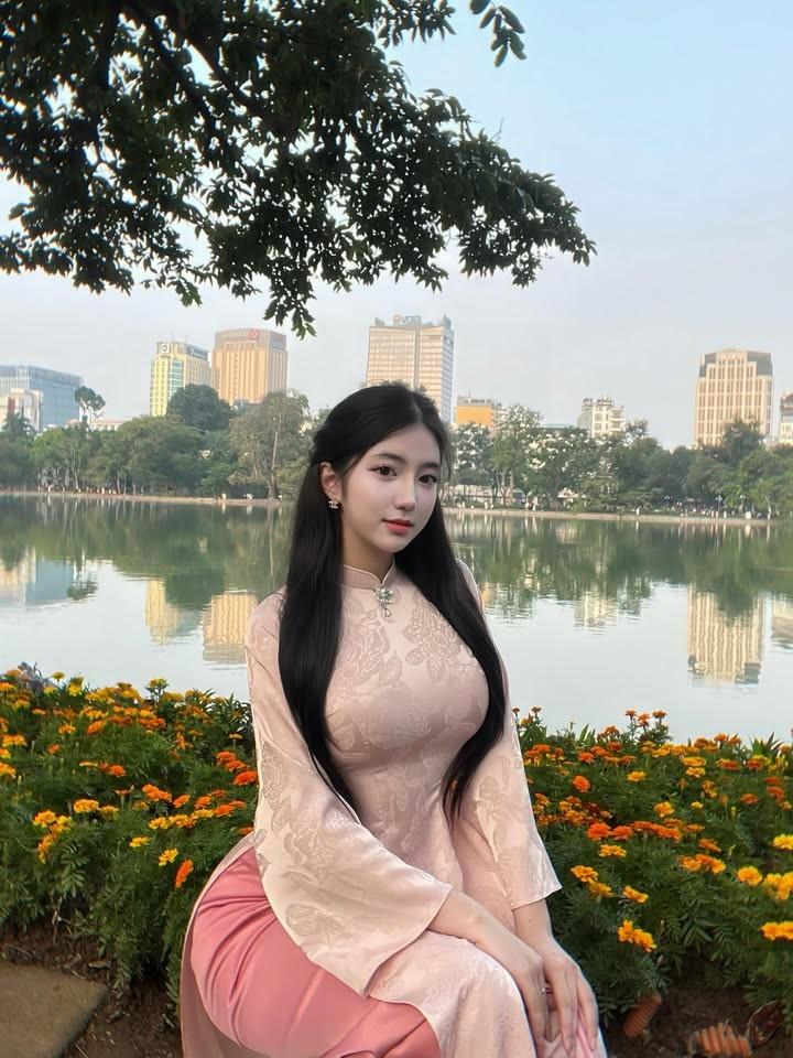 Thiết kế mang hơi hướng truyền thống nhưng được cách điệu tinh tế, giúp Dương Nhật Linh tôn lên nét nữ tính, dịu dàng mà vẫn rất trẻ trung.