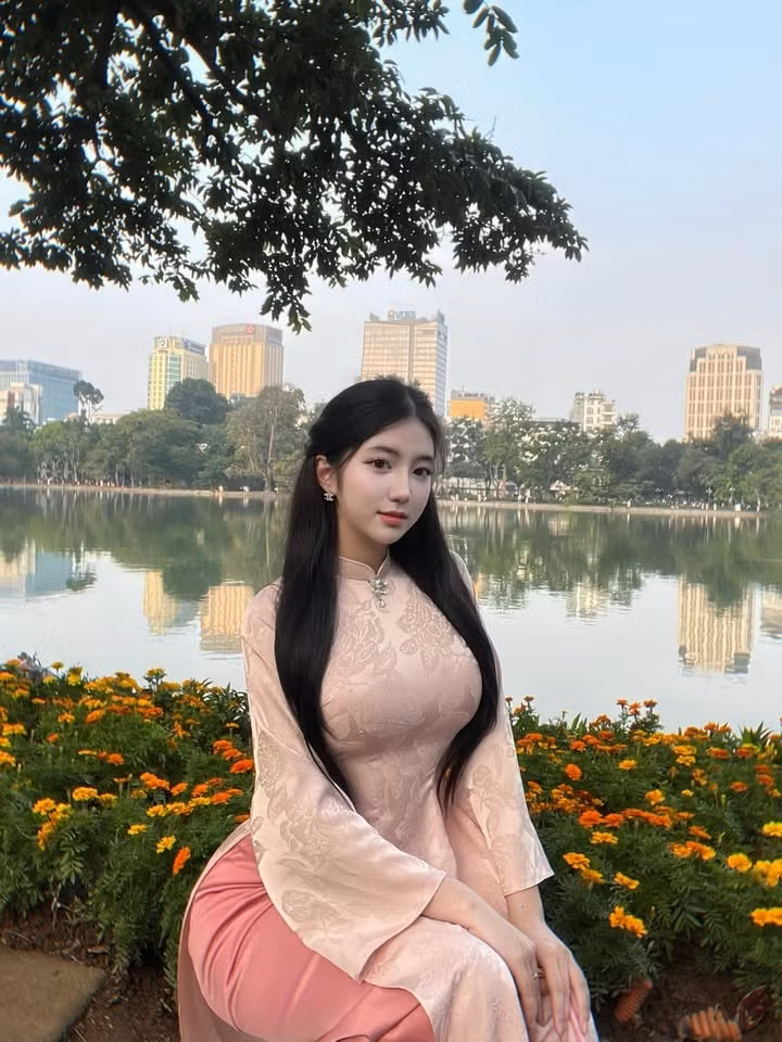 Thiết kế mang hơi hướng truyền thống nhưng được cách điệu tinh tế, giúp Dương Nhật Linh tôn lên nét nữ tính, dịu dàng mà vẫn rất trẻ trung.