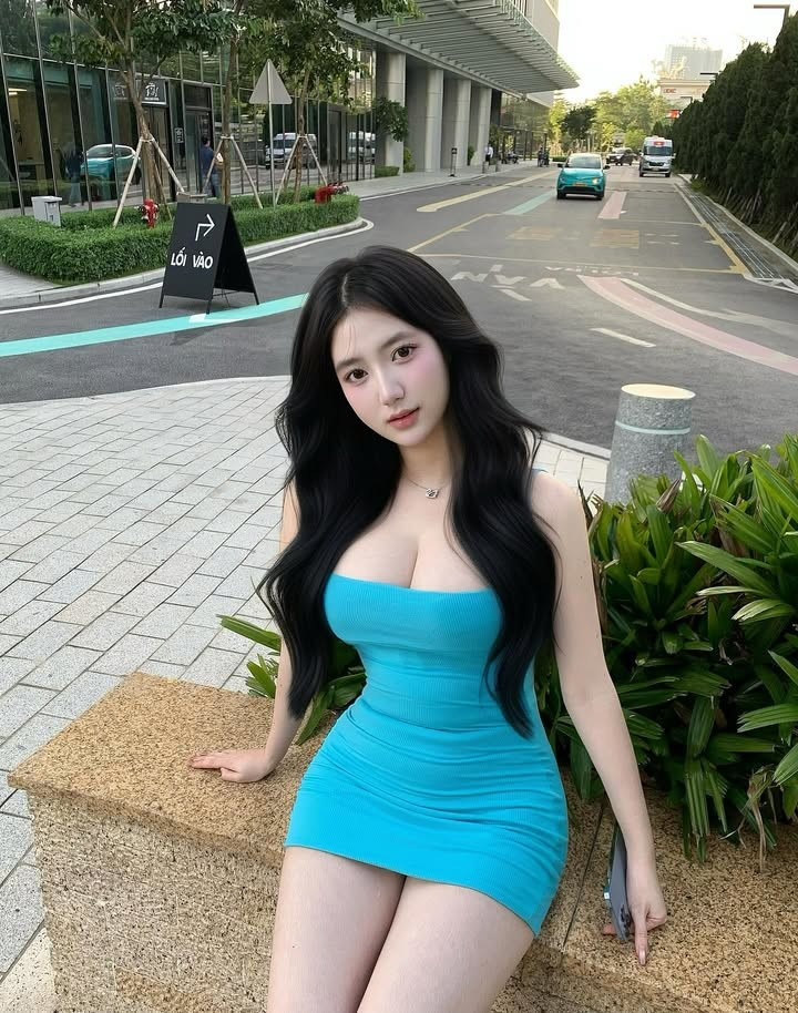 Nhiều người không giấu được sự trầm trồ trước nhan sắc dịu dàng, đằm thắm của cô nàng hot girl sinh năm 2007 này trong tà áo dài truyền thống.