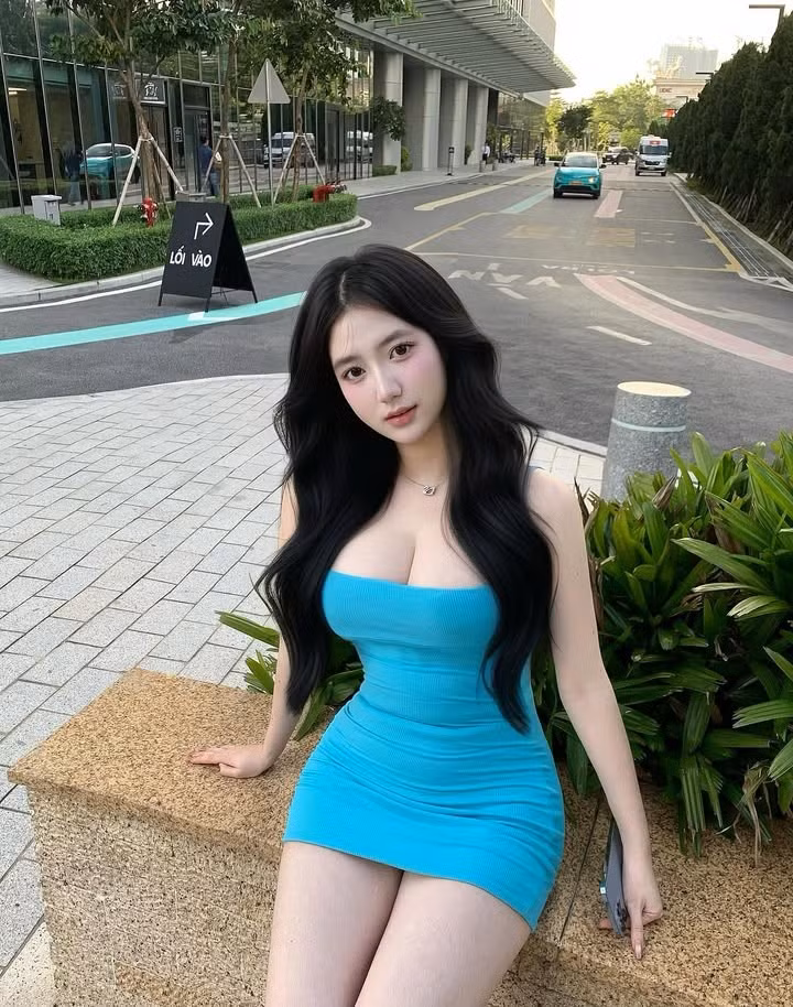 Nhiều người không giấu được sự trầm trồ trước nhan sắc dịu dàng, đằm thắm của cô nàng hot girl sinh năm 2007 này trong tà áo dài truyền thống.