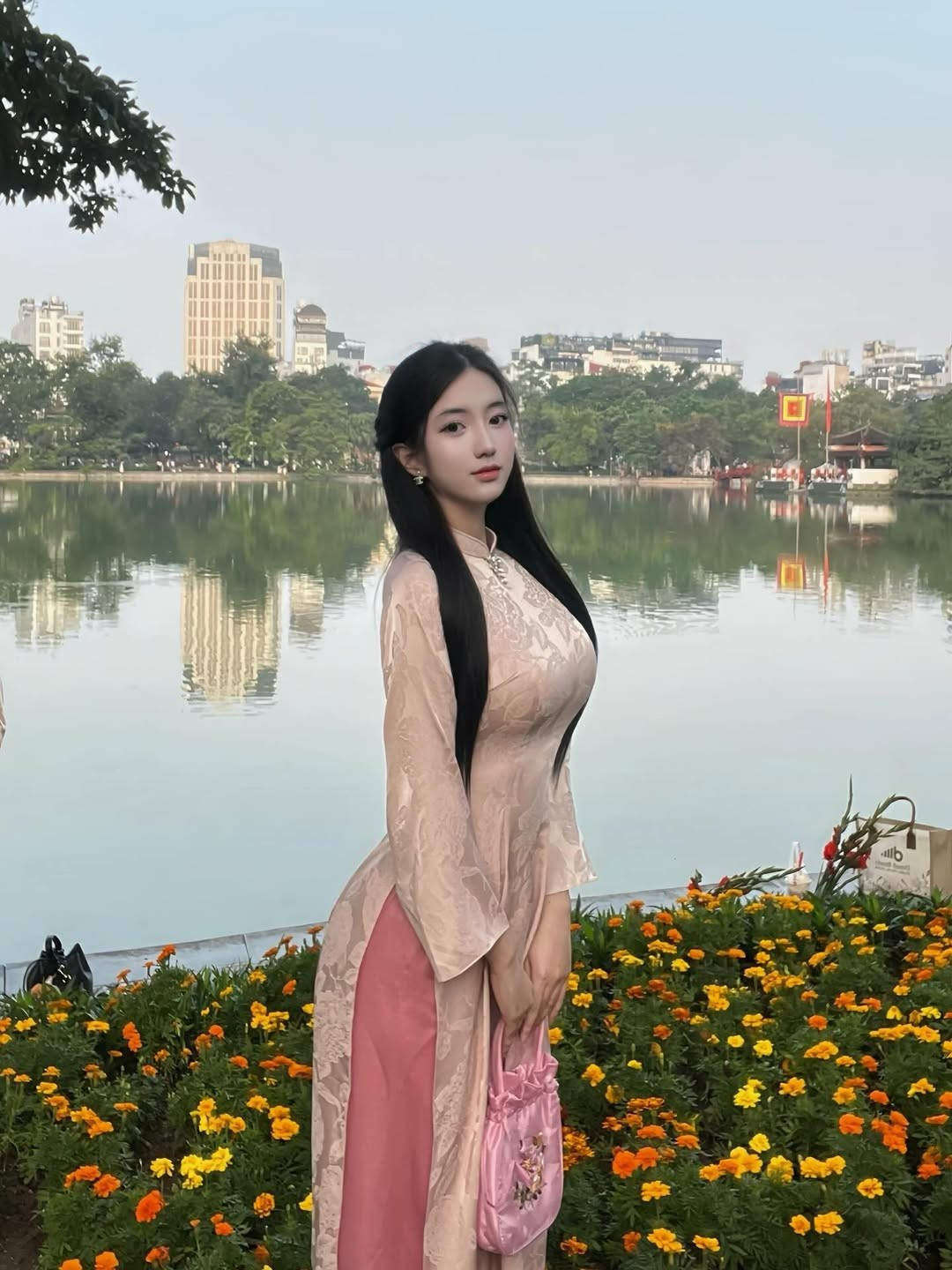 Không cần quá cầu kỳ về bối cảnh hay tạo dáng phức tạp, bộ ảnh của Dương Nhật Linh vẫn nhanh chóng nhận về lượng tương tác khủng, với hàng loạt lượt thích, bình luận chỉ sau thời gian ngắn đăng tải.