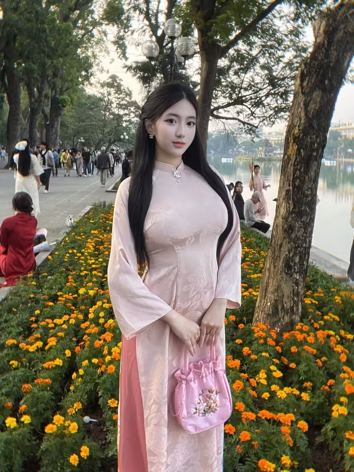 Mái tóc đen dài thả tự nhiên, gương mặt trang điểm nhẹ nhàng càng làm nổi bật vẻ đẹp trong veo, đúng chuẩn nàng thơ ngày xuân.