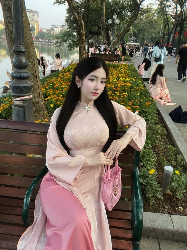 Trong bộ ảnh, hot girl 2k7 lựa chọn áo dài tông hồng pastel nhẹ nhàng, chất liệu mềm mại, ôm khéo vóc dáng thon gọn.