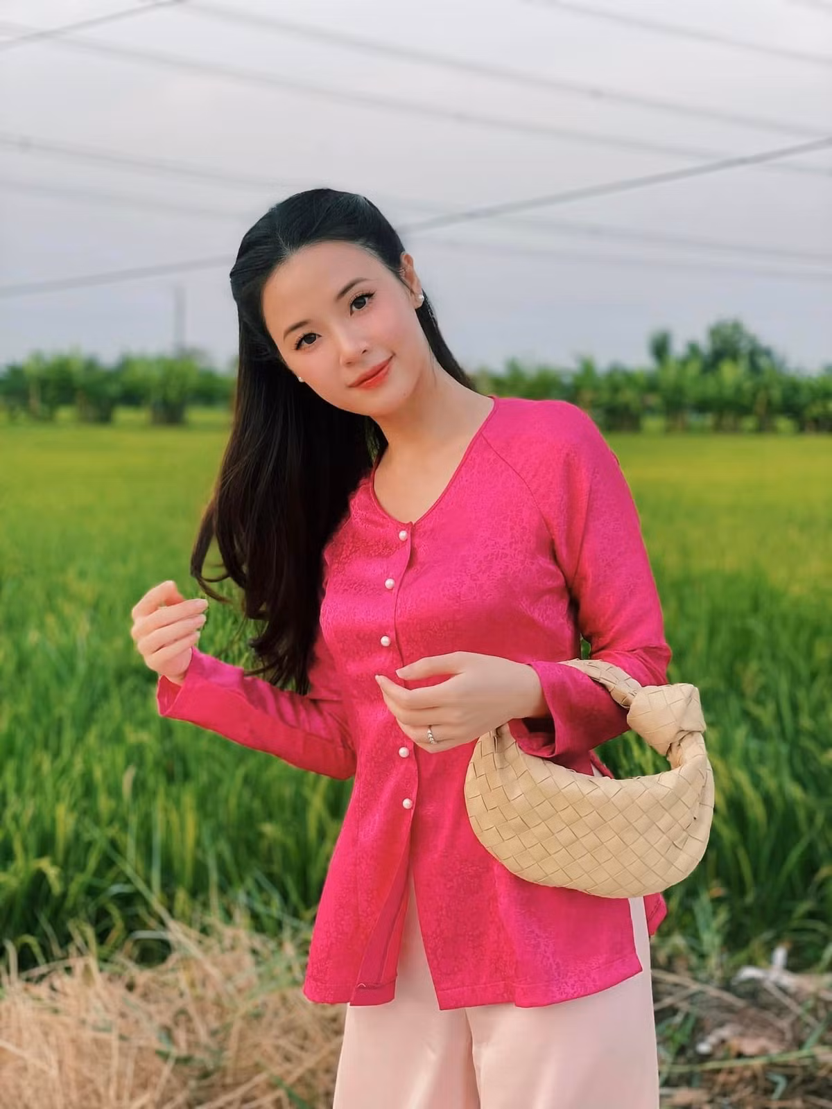 Không chỉ sở hữu ngoại hình nổi bật, Midu còn là một giảng viên, một người có học thức. Vẻ đẹp của cô vì thế càng thêm phần cuốn hút,