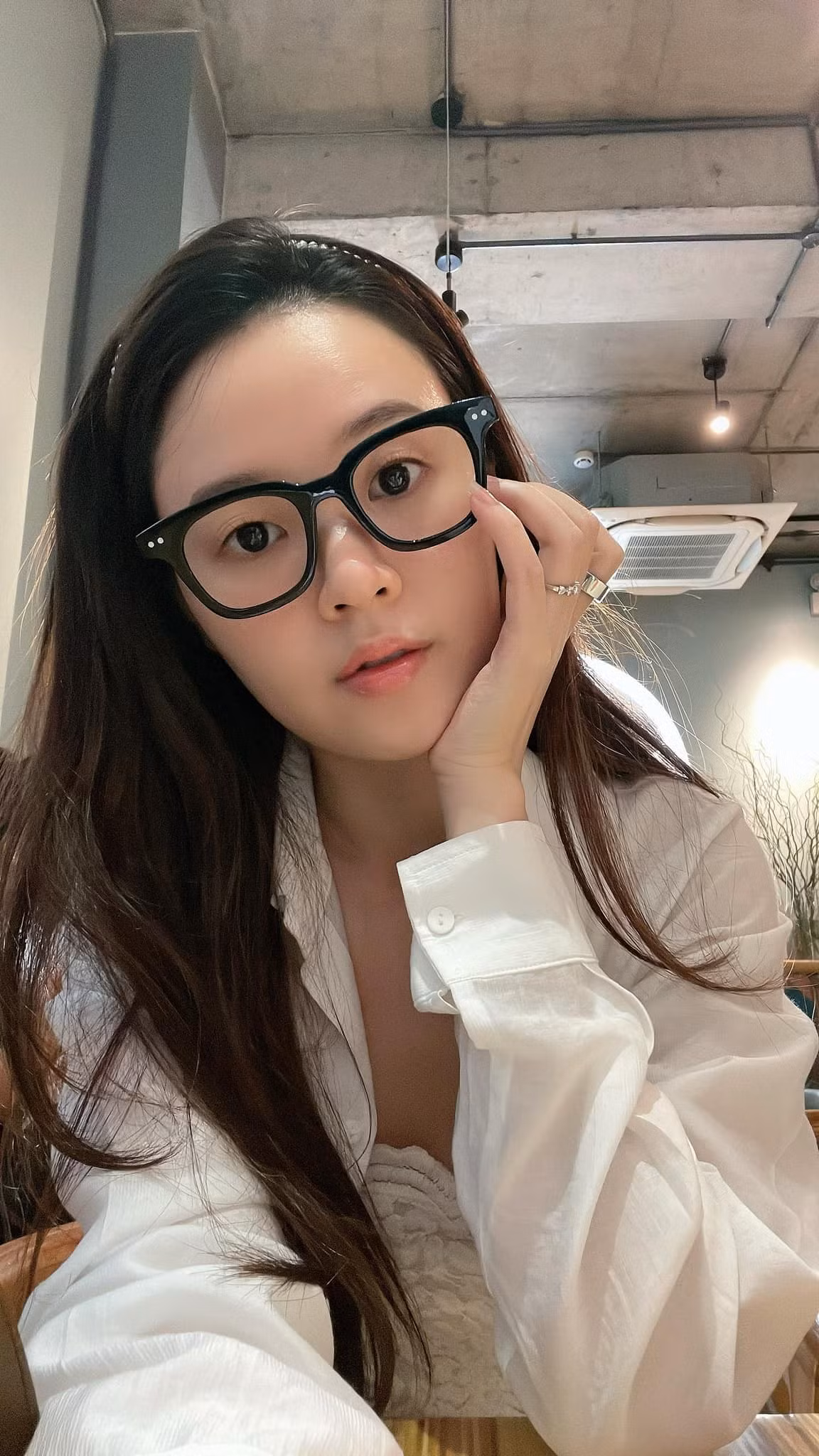 Vẻ đẹp của Midu truyền cảm hứng về sự nữ tính, trí tuệ và độc lập.