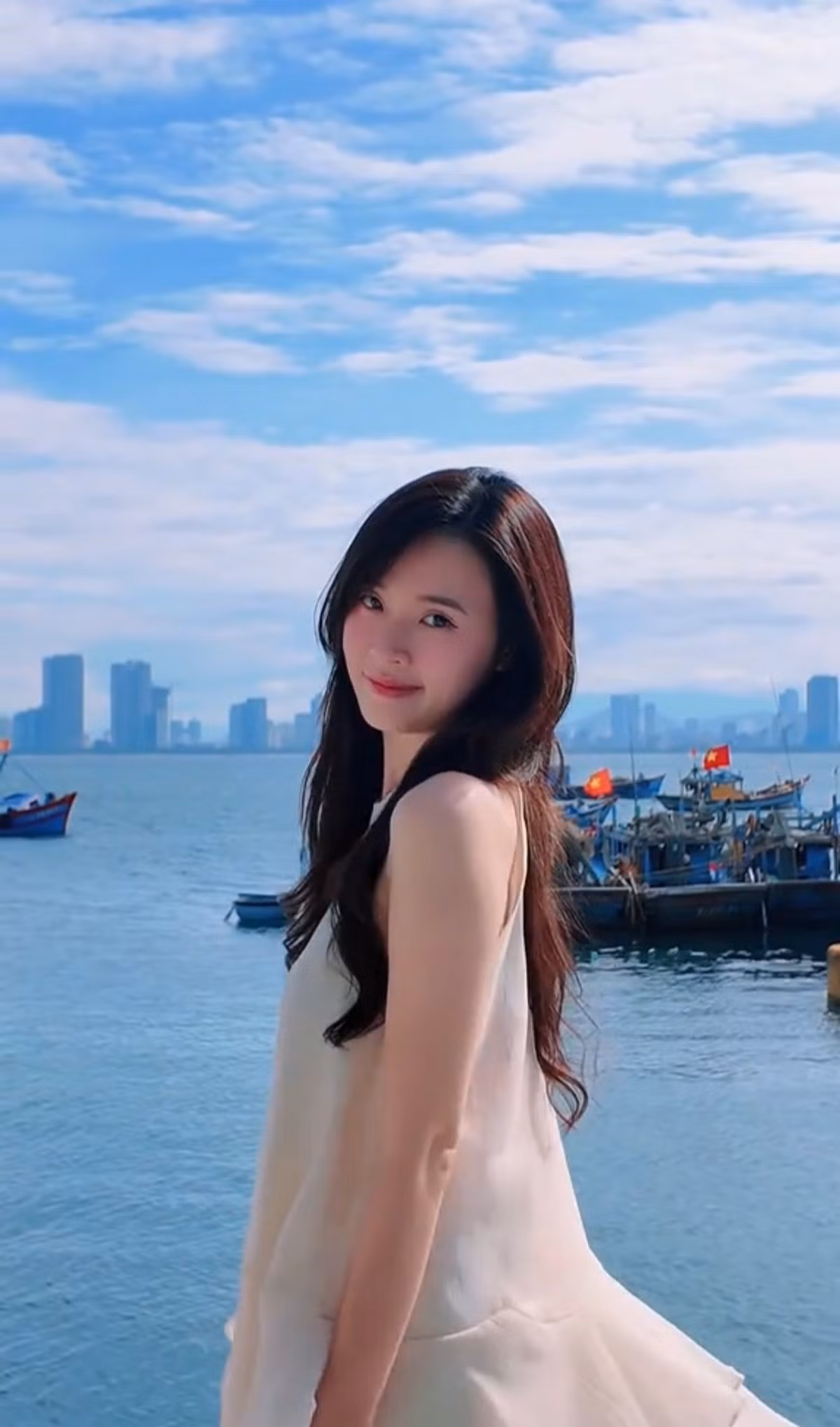 Thậm chí, một số fan còn vào xin vía "lão hóa ngược" của Midu.