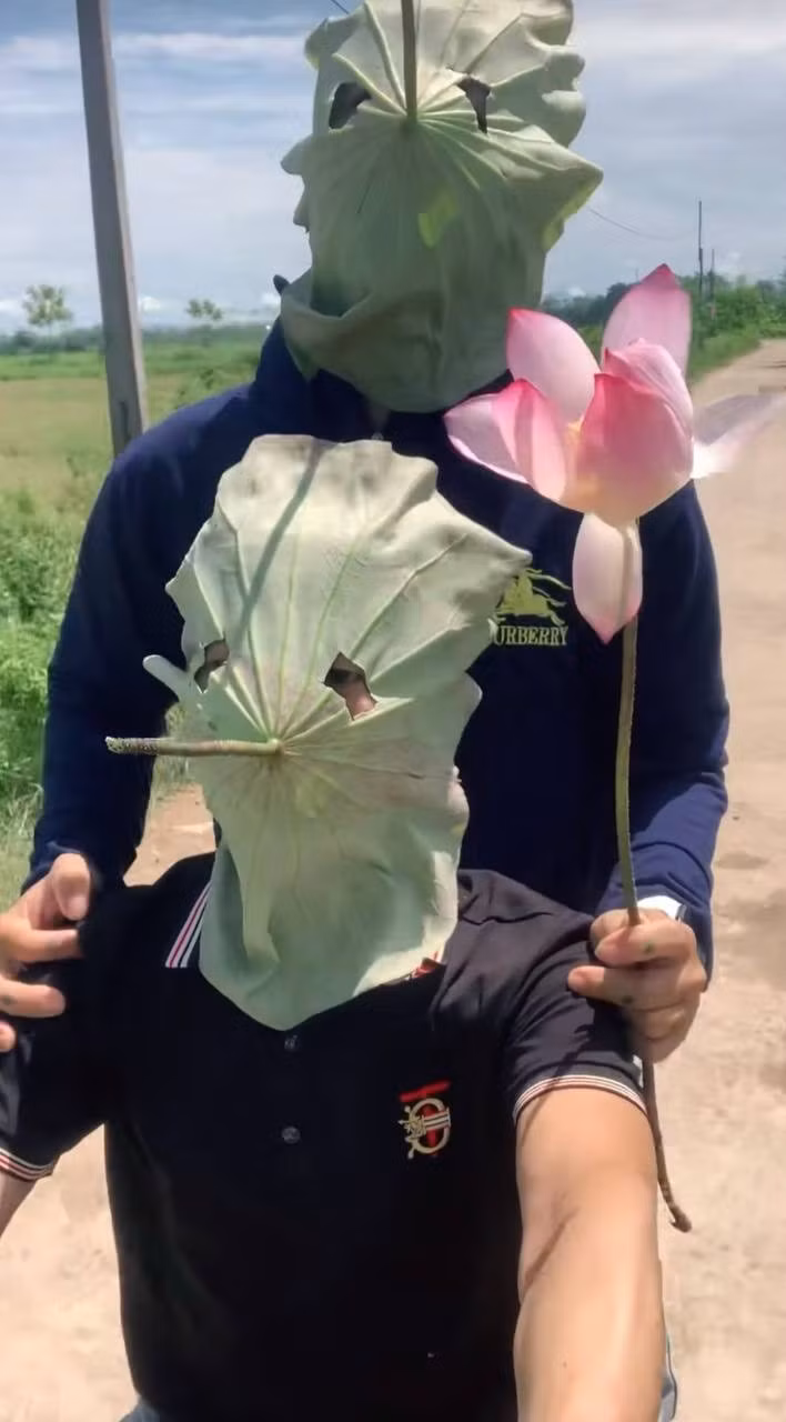 Ngoài lá sen, cư dân mạng cũng chia sẻ thêm loạt “công cụ chống nắng homemade” khác như khẩu trang làm từ bạt phủ hay thậm chí dùng tóc dài chải ngược phủ kín mặt.