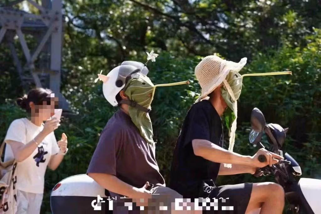 Một bạn trẻ sống ở tỉnh Phúc Kiến cho biết, ban đầu anh định đeo khẩu trang chống nắng nhưng tình cờ nhìn thấy lá sen gần nhà nên thử làm khẩu trang. Kết quả vượt mong đợi: “Chỗ nào cũng cháy nắng, trừ mỗi khuôn mặt tôi”.