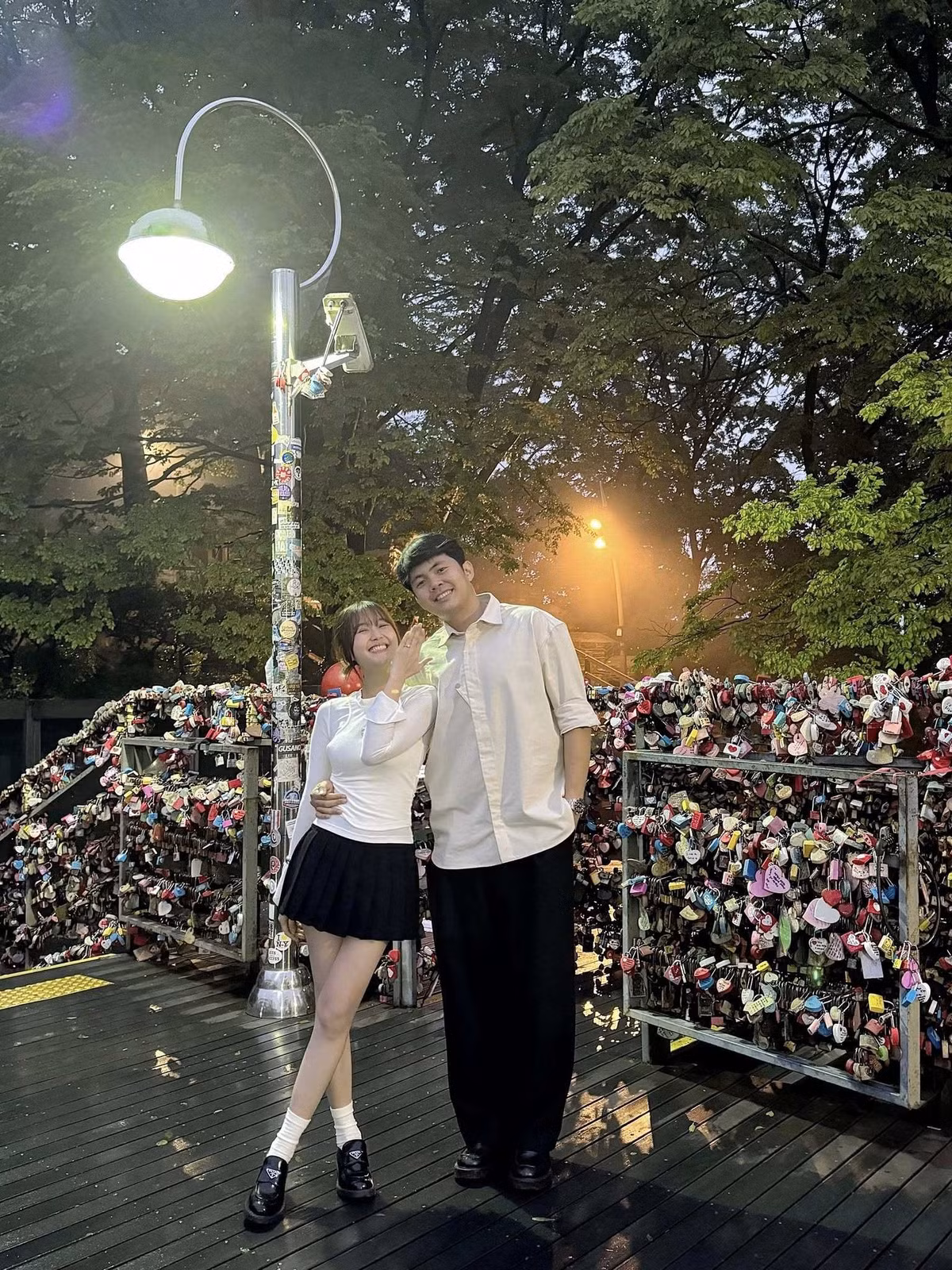 Trong ngày 20/6, nam ca sĩ, nhạc sĩ Nam Trương (nghệ danh Andiez) cũng đã đăng tải hình ảnh cầu hôn Nhung Gumiho tại một địa điểm nổi tiếng Hàn Quốc.