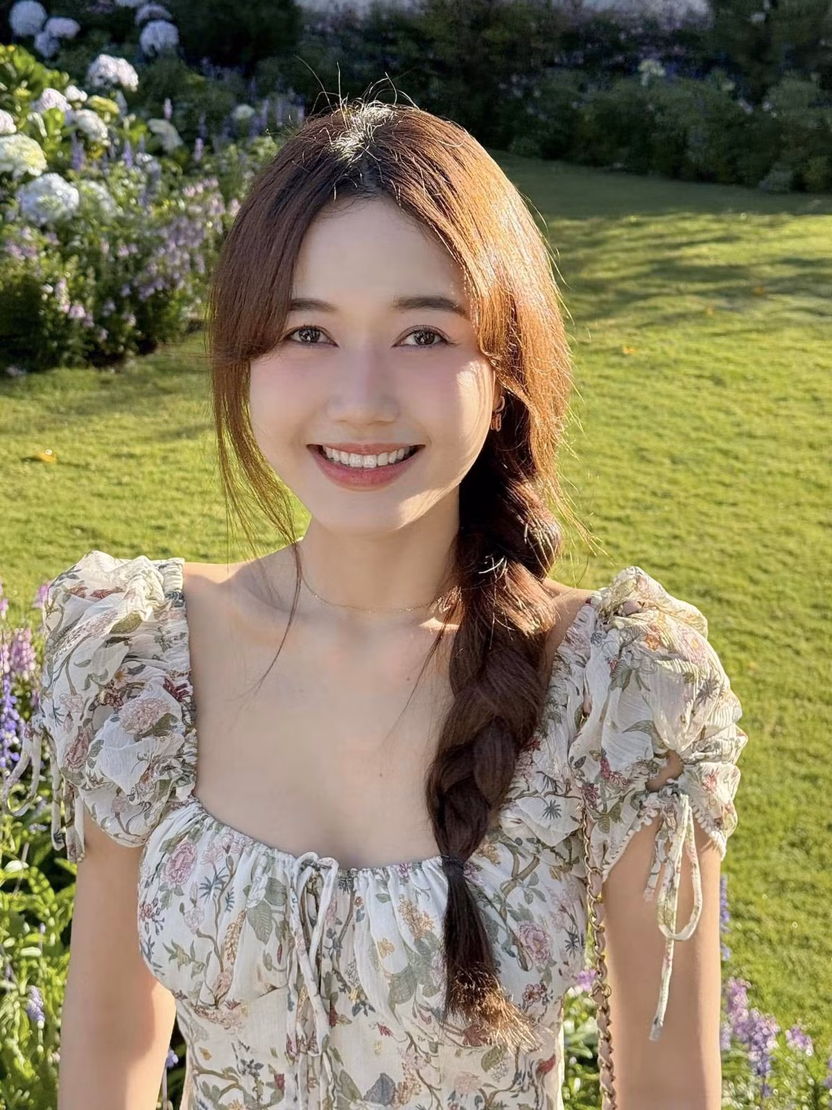 Nhung Gumiho tên thật là Nguyễn Thị Hồng Nhung, nổi tiếng với hình ảnh “hot girl đa năng” khi vừa là diễn viên, người mẫu ảnh, vừa hoạt động sôi nổi trên nền tảng mạng xã hội với phong cách trẻ trung, gần gũi.