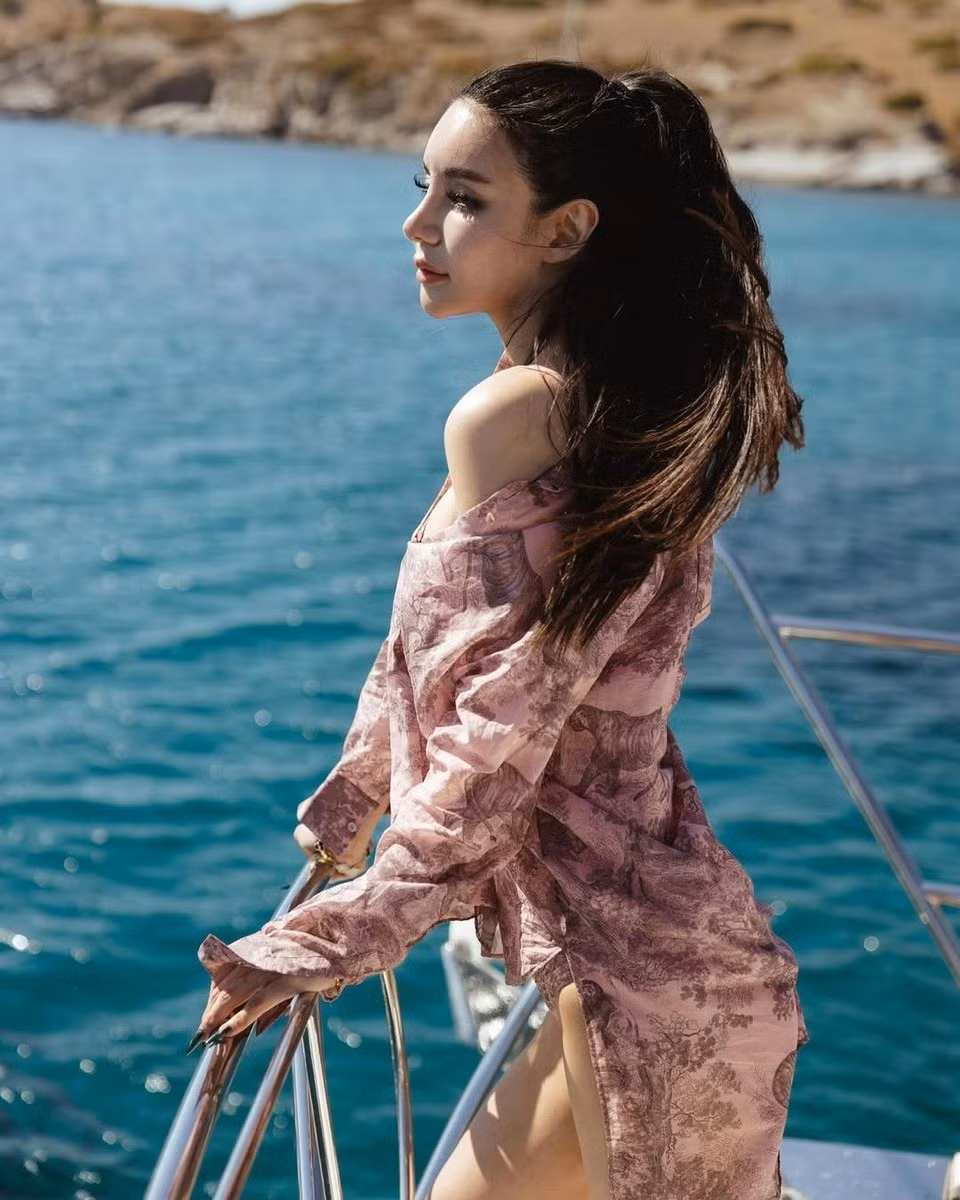 Trong một số chia sẻ hiếm hoi, Kim Lim tiết lộ cô từng trải qua tuổi thơ khó khăn, bị bạo hành và phải sang Anh học trường nội trú từ năm 13 tuổi. Cô cũng phải đối mặt với chứng rối loạn ăn uống do ám ảnh về cân nặng.